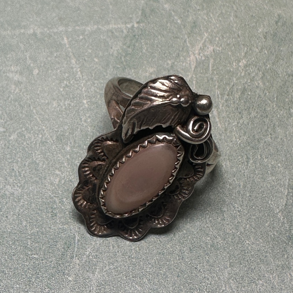 Vintage sterling silver ring with pink mother of pearl oval stone leaf southwest - Picture 2 of 8